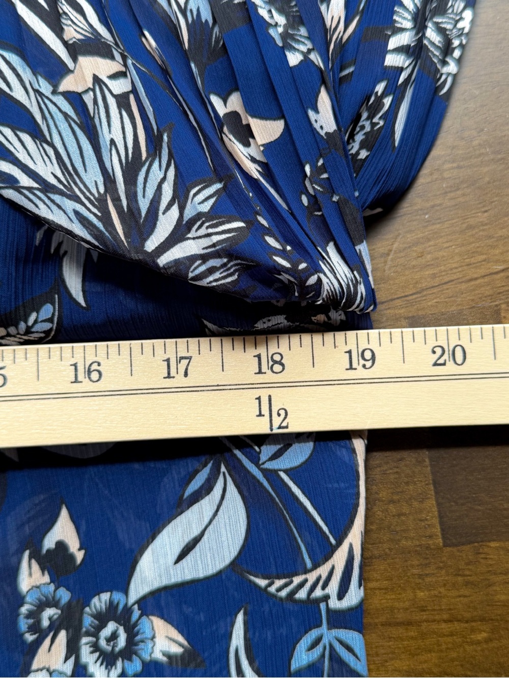 White House Black Market Navy Floral V-Neck Long-Sleeve Blouse Office Chic EUC 6 - Picture 5 of 7
